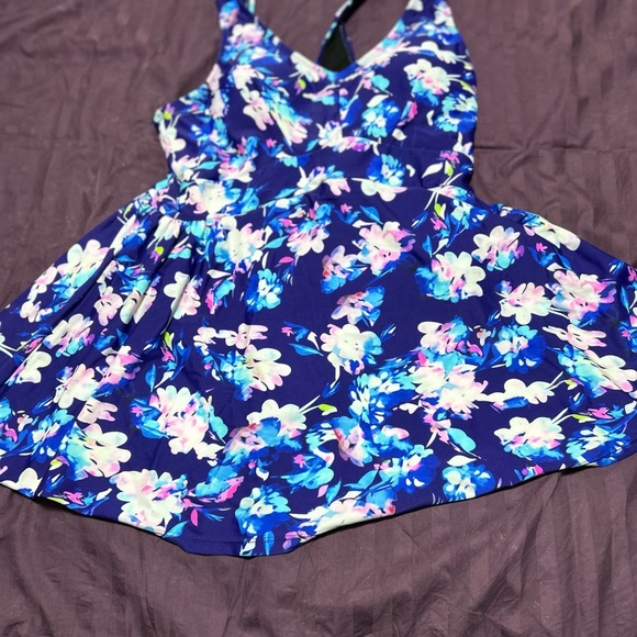 New xl one- piece swimsuit- perfect for summer, the pool, and more - Picture 9 of 10